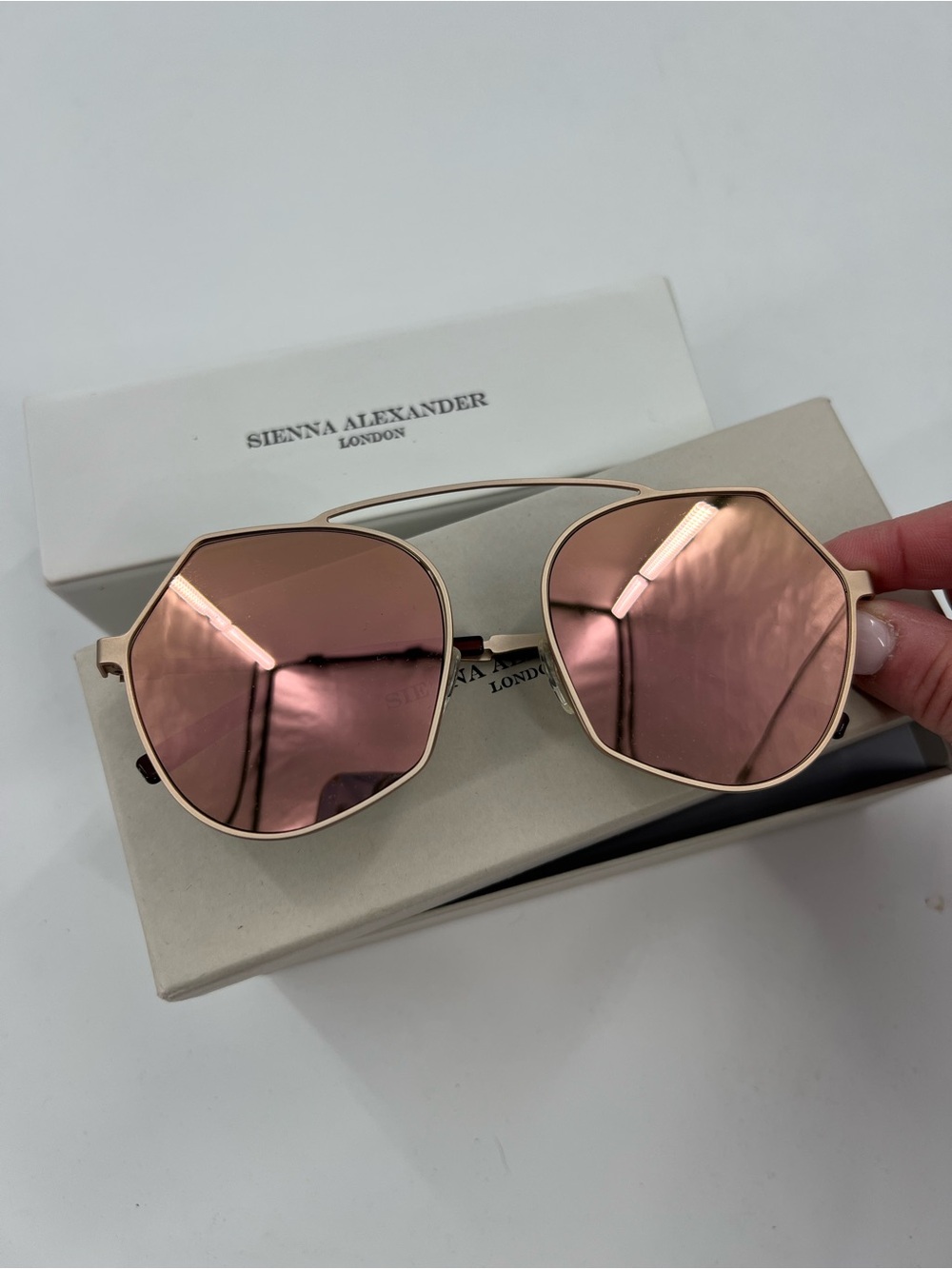 Sienna Alexander Belgravia sunglasses and Case Rose Gold - Picture 3 of 6
